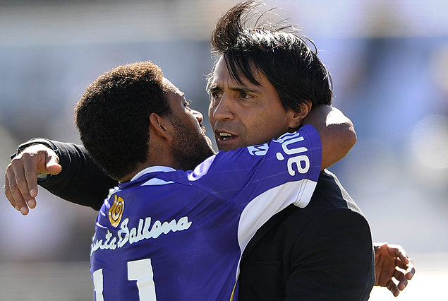 Una imagen que marca la alegría de la victoria. El abrazo entre Tabaré Silva y Nicolás Olivera. 