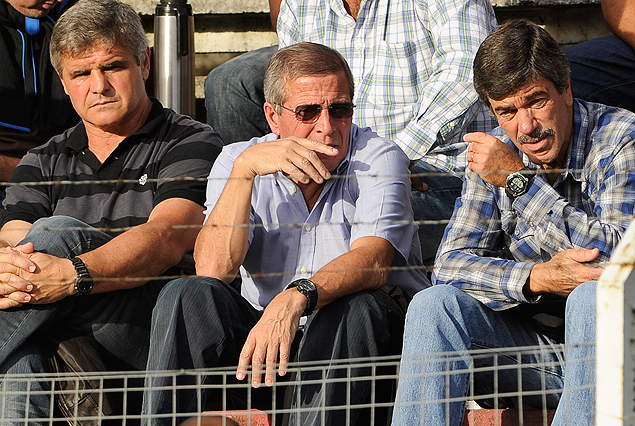 Celso Otero, Oscar Tabárez, director de selecciones nacionales y el profesor José Herrera, en la tribuna del Parque Saroldi. 