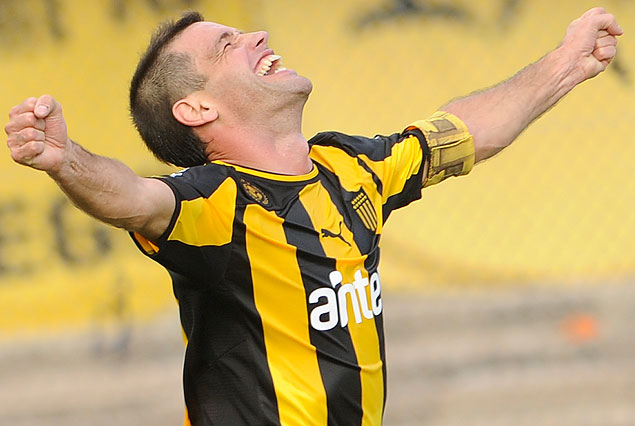 El festejo de "Tony" Pacheco con los brazos abiertos, mirando el cielo, volvió a gritar gol después de siete meses.