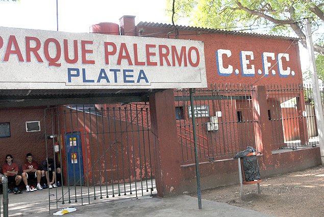 Reunión entre directivos y plantel, con presencia de la Mutual, en busca de una solución. 