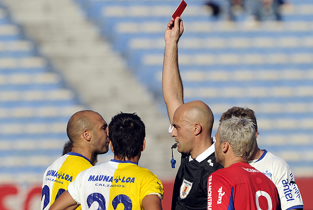 La protesta de Bella Vista en la expulsión del árbitro Rafael Orfila a Alvaro Peña.