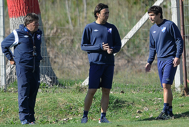 Alvaro Recoba y Maximiliano Calzada trabajan diferenciado bajo la supervisión del profesor Moreno. 