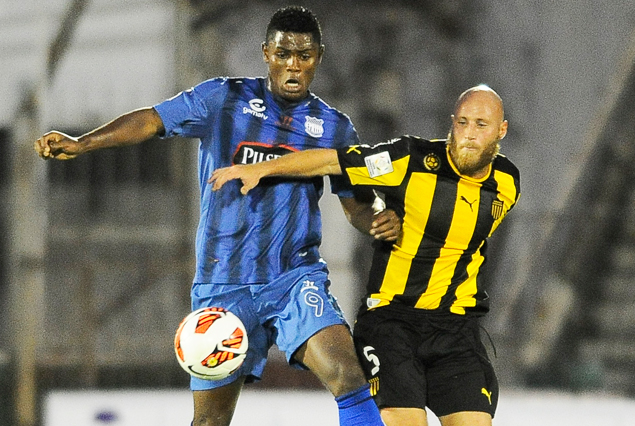 Emelec-Peñarol, martes 23.45 en Guayaquil.