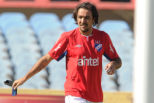 Alvaro Recoba con el brazalete en la mano se marcha de la cancha. "Chino" sufrió tirón muscular.