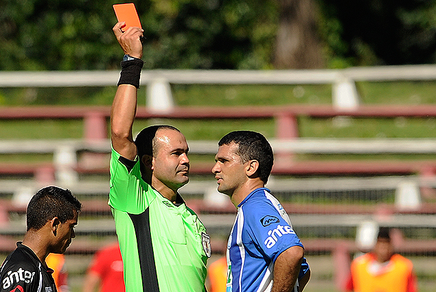 Rojas muestra la roja a Marcos Neves, porque sumó dos amarillas. Un partido al margen en Cerro Largo.