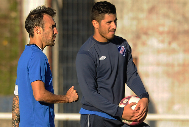 Vicente Sánchez y Juan Albín, con la pelota entre sus manos, en el entrenamiento del viernes en Los Céspedes.