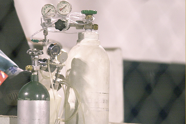 Los tanques de oxigeno que se encuentran en la zona de vestuarios del estadio de Cusco (3.366 metros de altura).