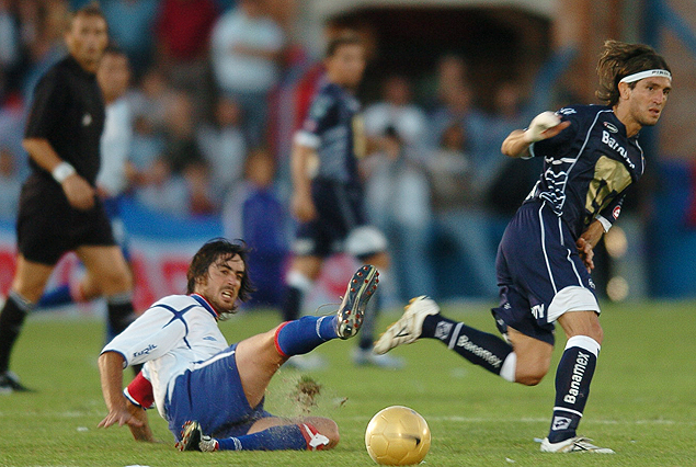 Marco Vanzini y el argentino Bruno Marioni de Pumas el 8 de febrero del 2006. Primera victoria de Nacional ante un mexicano por la Copa acá. Fue en el Parque Central.