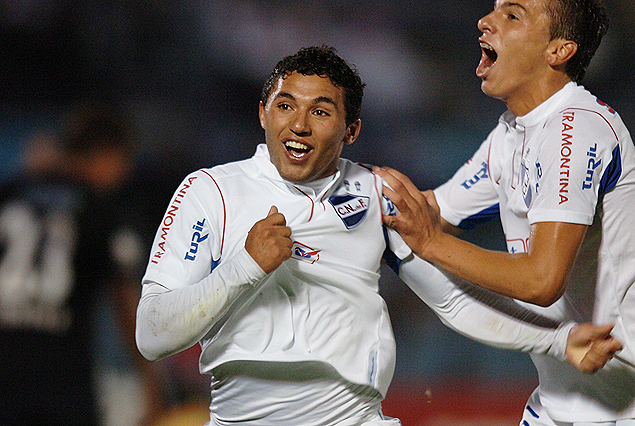 El último festejo tricolor contra un equipo peruano. Tabaré Viudez anotó ante Alianza Lima.