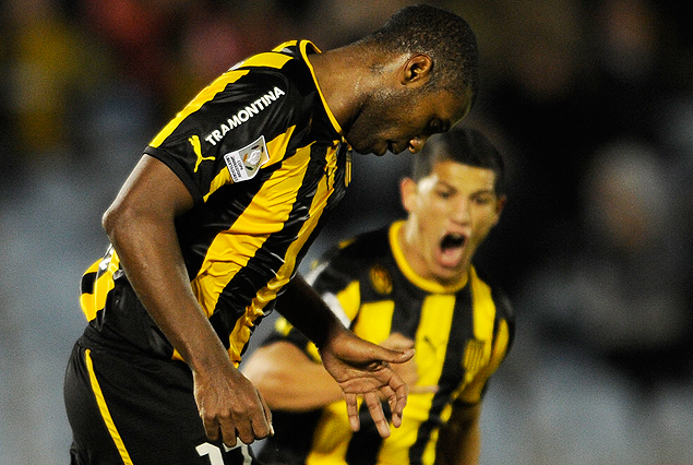 Marcelo Zalayeta y Carlos Núñez en el grito del segundo gol.