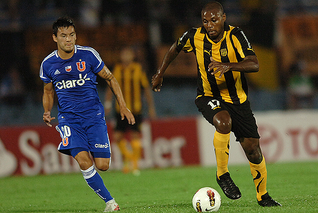 Zalayeta maniobra frente a Universidad de Chile, en el último partido jugado en Montevideo ante Universidad de Chile, que terminó 1:1. 