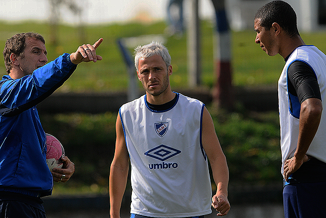 Arruabarrena ordenando el trabajo de Damonte y Arismendi, que trabajaron como doble cinco. 