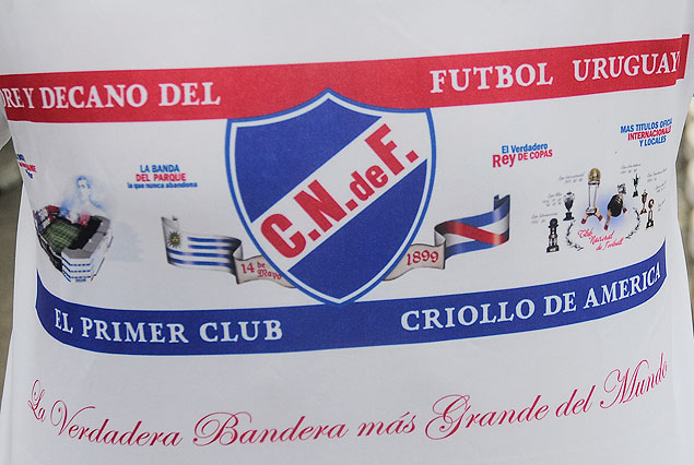 La imagen de la bandera reflejada en un camiseta de los tricolores. 