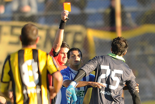 El árbitro Jonathan Fuentes encendió la alerta roja en la expulsión de Bologna. 