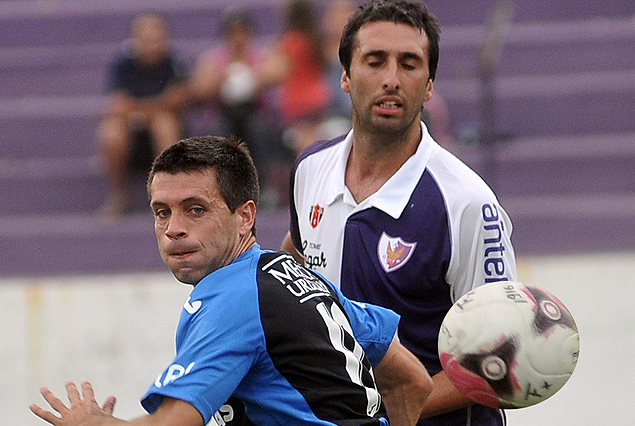 Paulo Pezzolano e Ignacio Pallas observan como el balón sigue de largo.