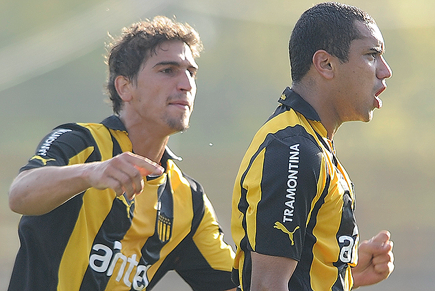 Facundo Guichón va a saludar a Nicolás Fernández, autor del único gol del partido.