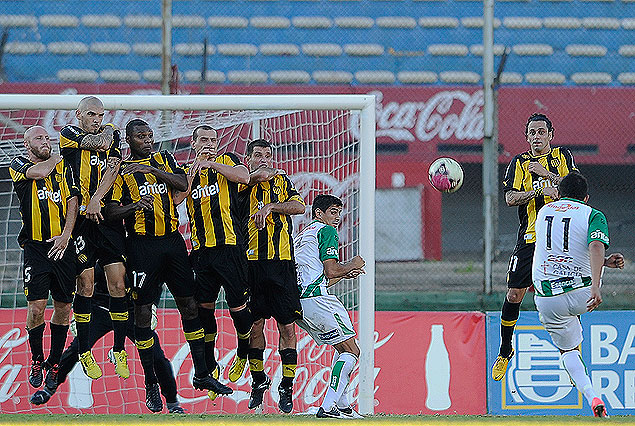 Líber Quiñones y el derechazo que viaja rumbo a la red aurinegra. Golazo. 