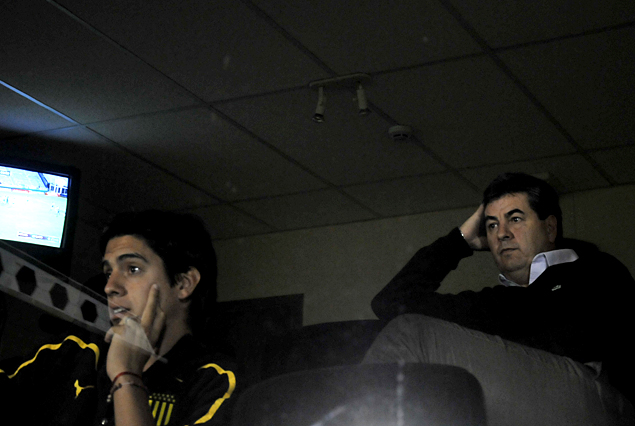 Jorge Da SIlva en el Palco Vip del Estadio Centenario junto a su hijo Jorge, en el cuerpo técnico de los aurinegros. . 