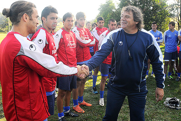 Mario Saralegui saludando a Matías Alonso en la presentación oficial como nuevo entrenador de Juventud. 