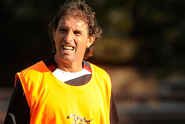 Guillermo Almada espera por la recuperación de Techera y define el lateral derecho entre Torrecilla y Claudio Herrera. 