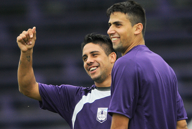 Ramón Arias junto a Mario Risso en el entrenamiento de este jueves. Arias pasó al lateral derecho. 