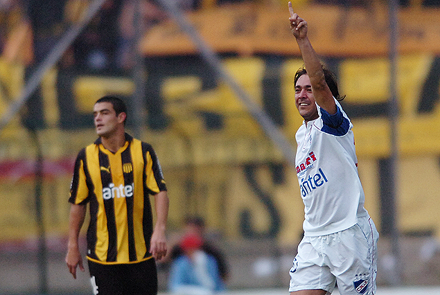 Recoba festeja el gol en el último triunfo clásico de Nacional, Clausura 2012.