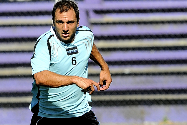 Claudio Dadomo a la izquierda de los volantes en Cerro. 