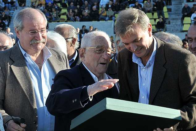 Cléver Larán en el homenaje a su persona junto al Dr. Sebastián Bauzá, presidente de la AUF. 