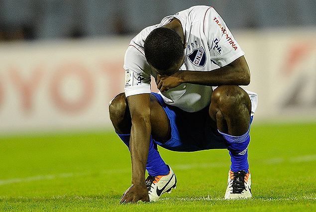 Efraín Cortés no encuentra consuelo y en cuclillas sufre la derrota.