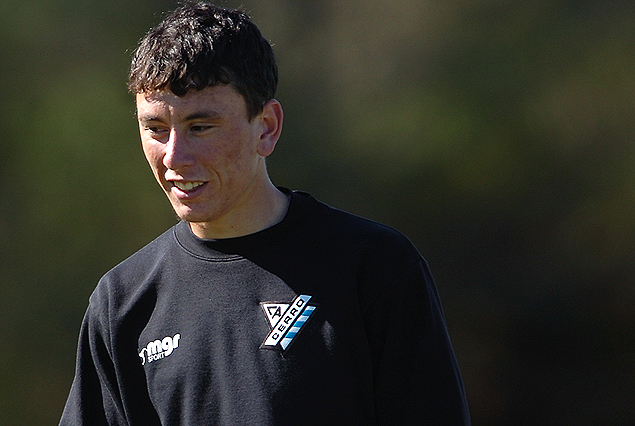 César Fallett al ataque en Cerro ante Central Español.