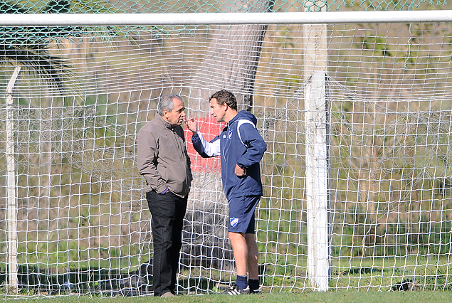 Momento de la charla entre el dirigente José Fuentes y el técnico Rodolfo Arruabarrena en Los Céspedes. 