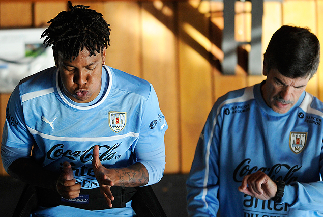 Abel Hernández en pleno trabajo supervisado por el profesor José Herrera.