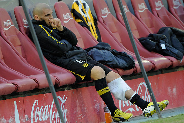 Damián Macaluso de la cancha al banco por una contractura.