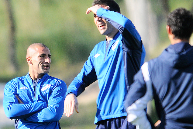 Jorge Bava hace visera, con Romero de espalda y Christian Núñez atrás. "Pichón" quedó afuera de la lista de concentrados. 