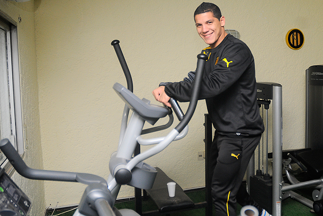 Carlos Núñez trabajó solamente en gimnasio. Precaución en la recuperación del delantero. 