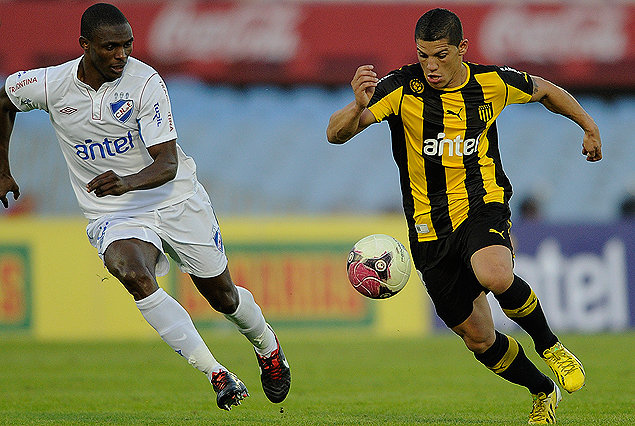 Carlos Núñez, imparable en el ataque, perseguido por Efraín Cortés.