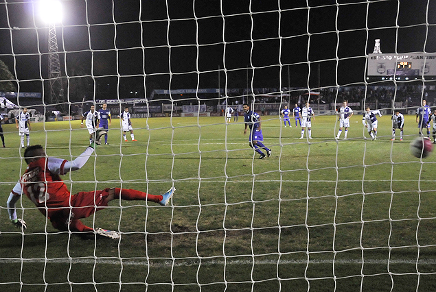 Luis Mejía se tira a su izquierda, Nicolás Olivera clava el penal en el otro palo. 