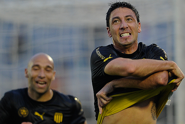 Juan Manuel Olivera revivió el grito de gol y se sacó la camiseta en el festejo de Peñarol.