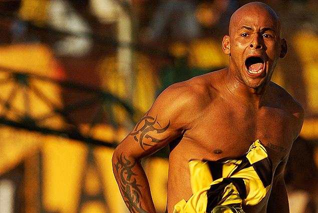 Olivera festeja uno de sus goles en el último triunfo clásico de Peñarol, Clausura 2008.