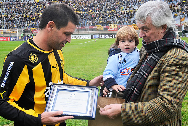 "Tony" Pacheco recibió el reconocimiento de Wanderers que le entregó una plaqueta  a través del presidente Raúl Aguerrebere. 