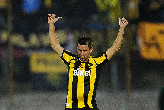 "Tony" Pacheco ovacionado por los hinchas de Peñarol, de espaldas a la Amsterdam.