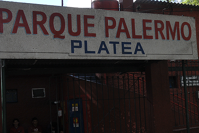 La Platea del Parque Palermo en el acceso a los vestuarios. 