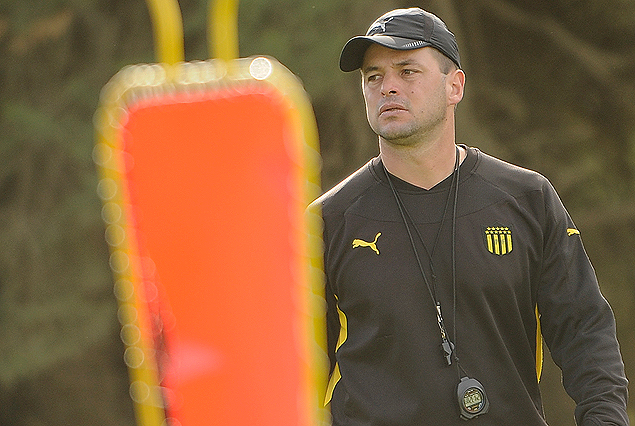 El profesor Pablo Placeres ordenando el trabajo físico realizado por el plantel aurinegro por la mañana. 