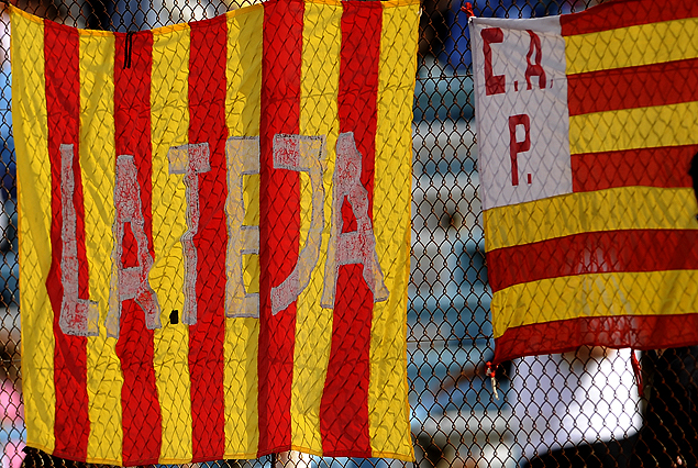 Progreso denuncia quema de bandera de su institución de parte de parciales de Nacional. 