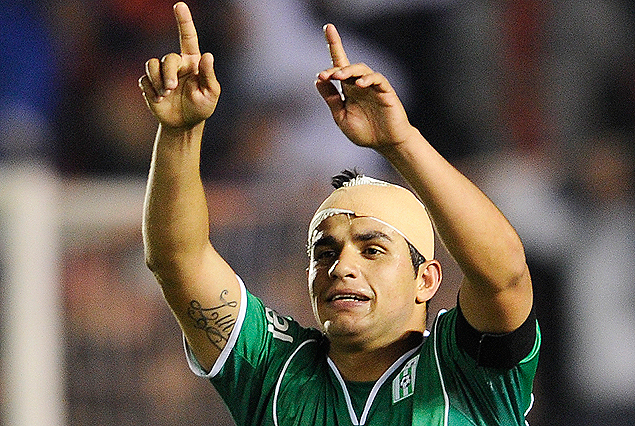 Líber Quiñones, con su cabeza vendada, dedica el gol a la parcialidad de Racing.