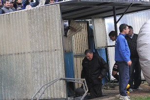 Moller retirándose de la cancha de Belvedere, con los hinchas mostrando su hostilidad. 