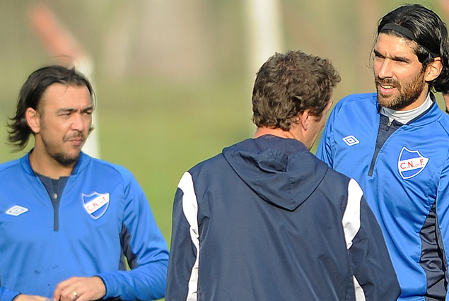 Alvaro Recoba y Sebastián abreu en plena charla con el entrenador Rodolfo Arruabarrena. "Chino" y "Loco", titulares el miércoles en el Parque Central.