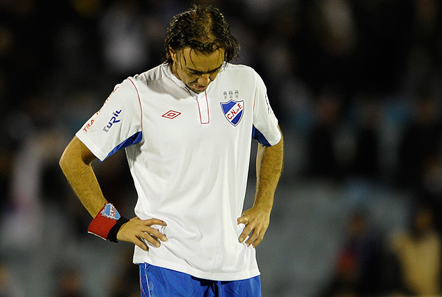 Alvaro Recoba es la viva y cruda imagen de la desazón y la impotencia. Nacional le dijo adiós a la Copa Libertadores.