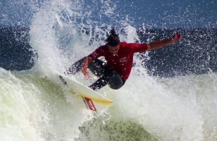 Santiago Madrid desafiando las olas.