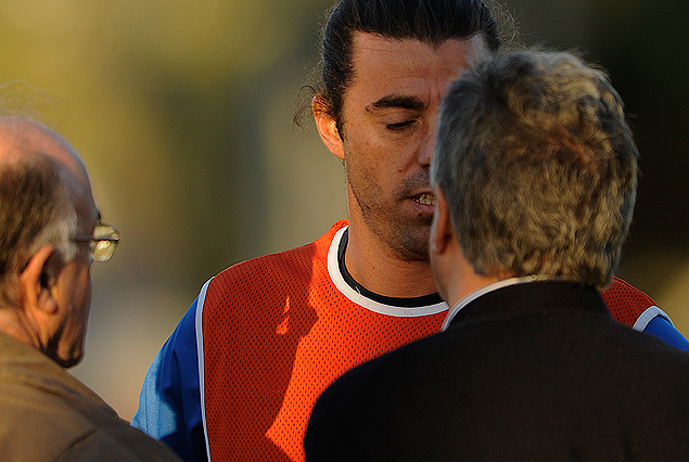 Alejandro Lembo, fuerte dolor en la espalda, en plena conversación con los doctores Leonardo Salvarrey y José Luis Luvizio. El zaguero concentró, pero quedaría fuera del banco de suplentes.